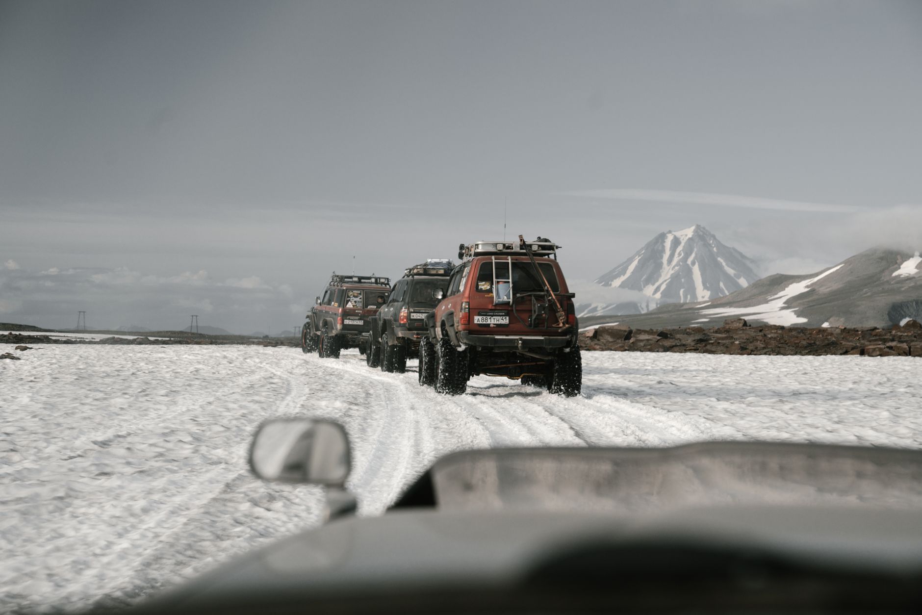 Vehículo 4x4 cruzando terreno de montaña