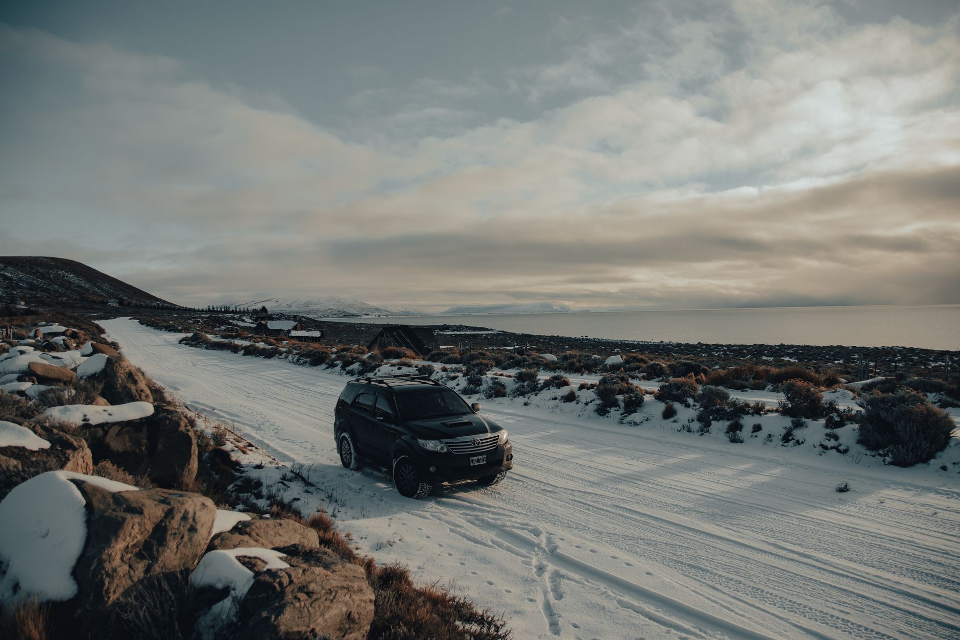 Huellas de neumático 4x4 en nieve
